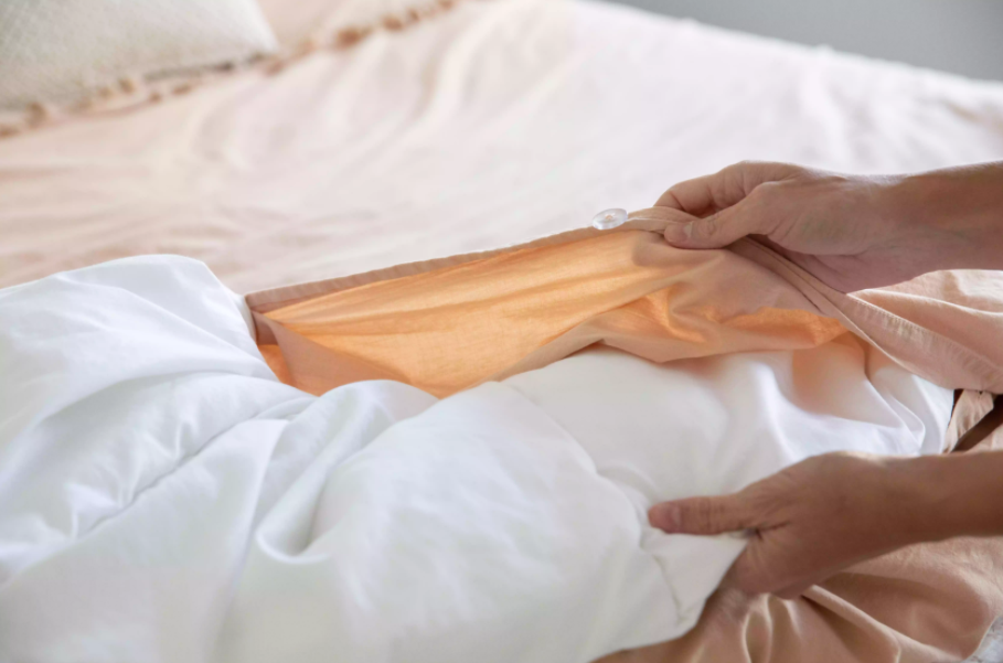 Dọn dẹp gối, chăn và đồ trang trí ra khỏi khu vực giường ngủ