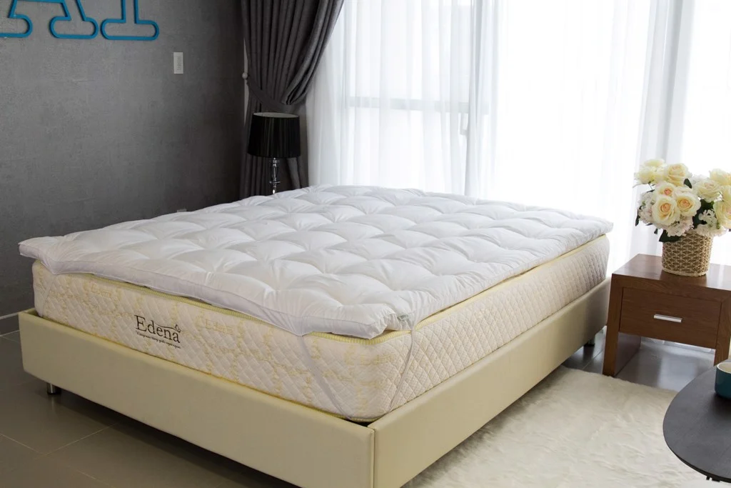 Thiết kế đường rãnh trên bề mặt Topper nệm Deluxe Edena giúp nệm mềm và êm hơn