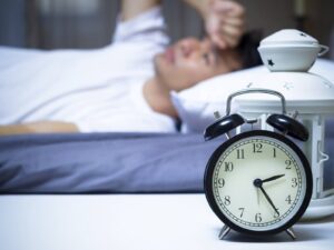 Não bộ phải chịu các cơn đau khiến người bệnh dễ bị mất ngủ và khó ngủ sâu giấc