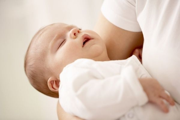 Trẻ khó ngủ cũng có thể do nguyên nhân bệnh lý