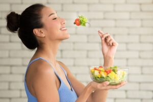 Nên ăn những thực phẩm dễ tiêu hóa với một lượng vừa đủ vào bữa tối 