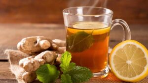 Trà nóng kết hợp chanh và gừng giúp là mẹo trị ngủ ngáy đơn giản 