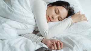 Ngủ nghiêng và giữ đầu cao là mẹo trị ngủ ngáy phù hợp với mọi đối tượng 
