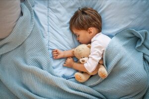 Trẻ trên 1 tuổi cần đi ngủ sớm để đảm bảo sự phát triển