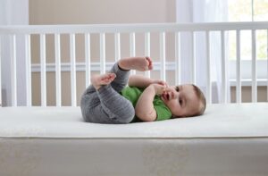 Nệm quá mềm có thể gây ảnh hưởng xấu tới xương sống và tư thế ngủ của trẻ