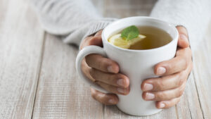 Giữ ấm cơ thể hiệu quả bằng cách nhâm nhi một ly trà ấm