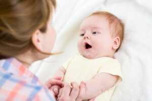 Cha mẹ nên chú ý tới các biểu hiện khác thường nếu con quấy khóc vào ban đêm