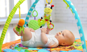 Chơi đùa với trẻ vào ban ngày để giúp trẻ phân biệt ngày đêm