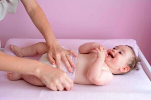 Kiểm tra tã của trẻ thường xuyên để đảm bảo trẻ cảm thấy thoải mái