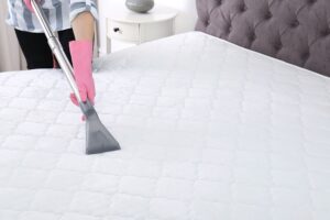 Máy hút bụi loại bỏ hoàn toàn bụi bẩn, da chết bám trên bề mặt nệm