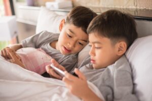 Ánh sáng xanh từ điện thoại có thể khiến trẻ bị khó ngủ vào ban đêm