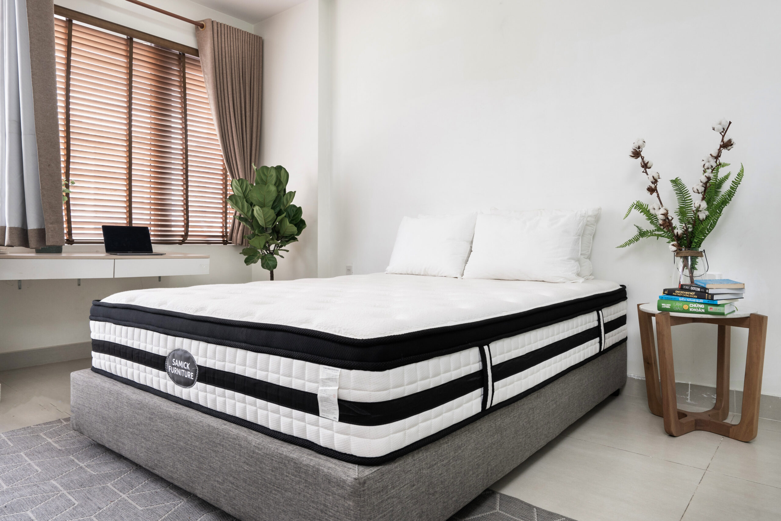 Nệm lò xo Highend nổi bật với thiết kế sang trọng cùng 2 tông màu trắng - đen tinh tế ngay từ ánh nhìn đầu tiên