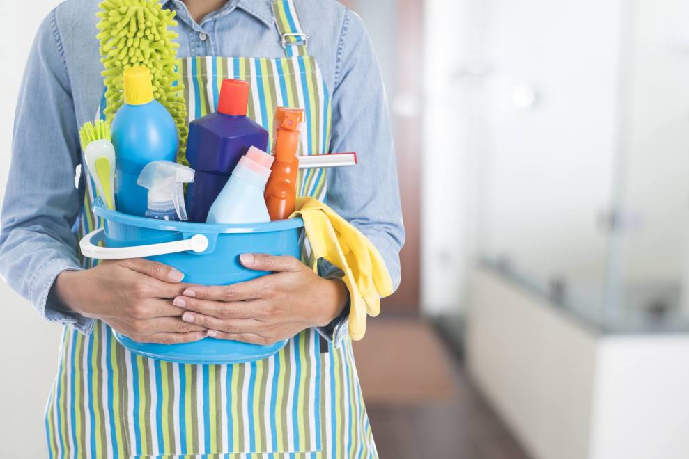 Chuẩn bị đầy đủ dụng cụ giặt nệm topper giúp tiết kiệm thời gian và công sức