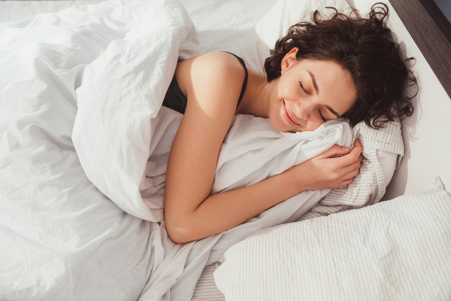 Áp dụng tư thế nằm ngủ tốt giúp giảm áp lực lên vùng vai, hông và cột sống